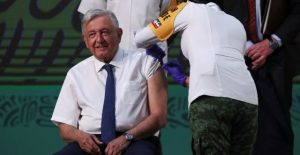 AMLO se vacuna contra COVID-19 en la mañanera con AstraZeneca