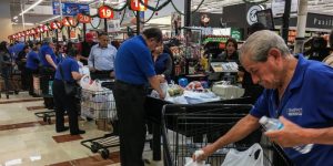 En mayo, regreso de adultos mayores como empacadores en supermercados