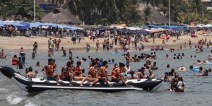 Turistas abarrotan las playas de Acapulco, muchos ignoran protocolos antiCOVID