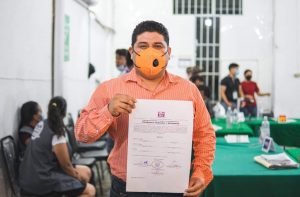 Ricki Arcos recibe constancia de mayoría como alcalde electo de Tacotalpa