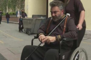 Manuel Mijares despierta preocupación: aparece en silla de ruedas