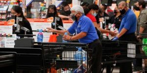 Adultos Mayores ya no podrán trabajar como empacadores en Walmart