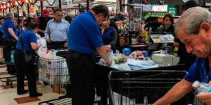 Walmart anuncia que abuelitos podrán regresar como empacadores