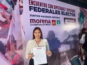 Firma Anahí González carta compromiso para garantizar legislar a favor del pueblo