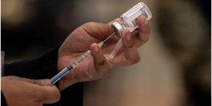 Cofepris autoriza aplicación de vacuna anticovid de Pfizer en mayores de 12 años