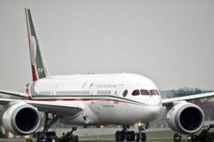 AMLO ofrece avión presidencial a aerolínea para fiestas