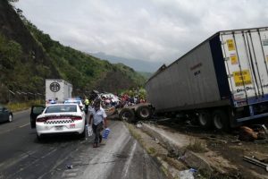 Vuelca tráiler con agua embotellada en autopista de Veracruz y vuelve la rapiña