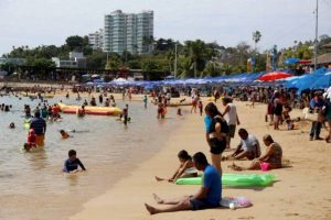 Desalojan a turistas de playas de Acapulco para evitar propagación del COVID-19