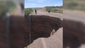 Se forma mega socavón en carretera de Chihuahua