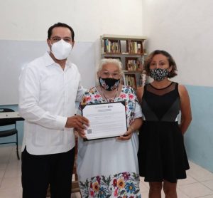María Luisa Paredes Durán de Muna termina su primaria a los 70 años y recibe su certificado de Mauricio Vila