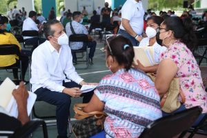 Carlos Joaquín escuchó y resolvió necesidades de la gente en la audiencia “Platícale al Gobernador”, en Chetumal