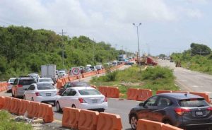 Habilitarán dos carriles por socavón en la carretera Playa del Carmen a Cancún