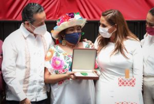 Asiste Mara Lezama a la entrega de la medalla al merito Indigena Maya «Cecilio Chi»