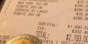 Mesero exhibe propina de 7 pesos en un restaurante; la cuenta fue de más de 2,000