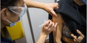 Pfizer solicitará aprobación de tercera dosis de su vacuna COVID