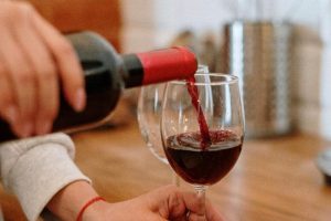Tomar vino tinto beneficia tu salud gastrointestinal