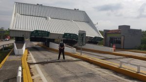 Se desploma techo de caseta de peaje al norte de Veracruz; hay cierre vial