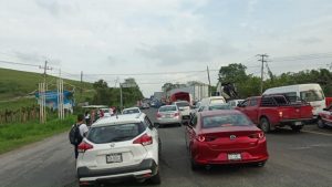 A una semana de Grace, bloquean carretera Poza Rica-Tihuatlán por falta de luz