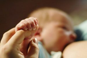 Lactancia, primera vacuna para un recién nacido: IMSS