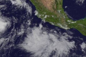 Huracán ‘Linda’ se intensifica a categoría 2; provoca oleaje en 5 estados