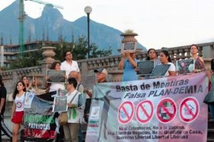 Protestan contra uso del cubrebocas en el Centro de Monterey
