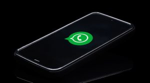 Cómo activar el modo súper oscuro de WhatsApp