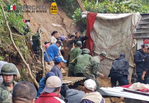 Rescatan con vida a menor sepultado por deslave en Xalapa, Veracruz