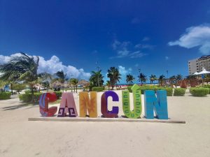 Bañistas, hay 300 contenedores de basura en las playas de Cancún: Zofemat