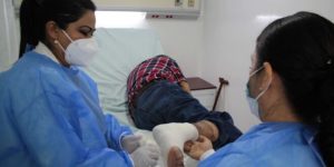 Cirujanos plásticos del IMSS salvan la pierna de un hombre con quemaduras de tercer grado