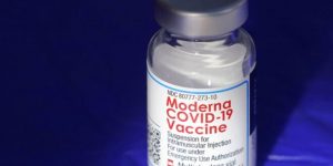 Moderna planea tercera dosis de su vacuna contra COVID