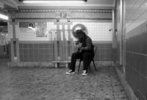 Ricardo Arjona canta en metro de Nueva York y nadie lo reconoce