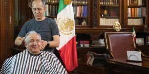 AMLO presenta a su peluquero; foto se vuelve viral