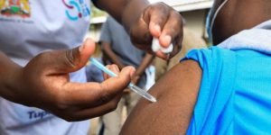 Combinación de vacunas Covid 19 de Pfizer y AstraZeneca protege 100% contra enfermedad grave: The Lancet