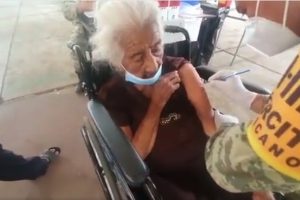 Mujer de 126 años se vacuna contra COVID-19 en Veracruz