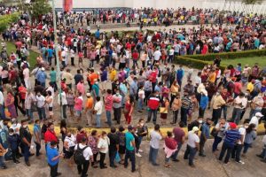 Nueva jornada de vacunación contra COVID-19 para rezagados en Tabasco, genera aglomeraciones y caos vehicular