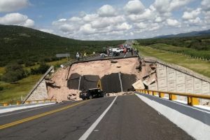 Colapsa puente en San Luis Potosí; reportan un muerto