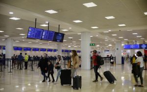 El aeropuerto de Cancún al concluye fin de semana patrio con 400 vuelos: ASUR