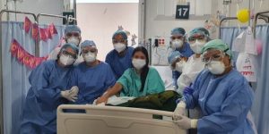 Paciente trasplantada de riñón celebra su cumpleaños en el IMSS Jalisco tras recuperarse de Covid 19