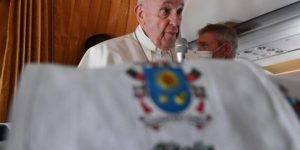 El papa pide a la Iglesia reconocer errores y pedir perdón por los abusos a menores
