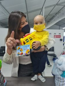 Comparte CEO de V&V Medical, Vanessa Vargas Flores con niños del hospital oncológico de Chetumal