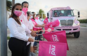 Autoridades municipales dan banderazo de salida a camiones de la campaña «Cancún Rosa 2021»
