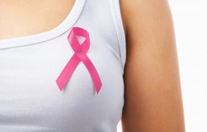 Llaman a las mujeres a auto explorarse para detectar y prevenir el cáncer de mama