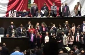 Sesión en la Cámara de Diputados termina a golpes por discusión de miscelánea fiscal