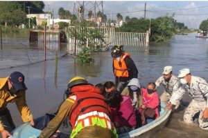 Desalojan a 2 mil personas por desborde del río San Juan en Querétaro