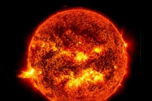 Tormenta solar afectará este lunes la Tierra; podría alterar redes eléctricas e internet