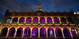 Palacio Municipal y el Monumento a la Patria en Mérida se iluminan de rosa