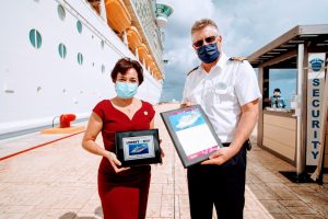 Juanita Alonso Marrufo, alcaldesa de Cozumel, da la bienvenida al crucero Liberty Of Thr Seas