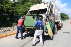 Lili Campos cumple limpieza de calles y áreas públicas en Puerto Aventuras