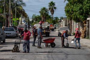 Redobla gobierno de Benito Juárez bacheo en avenidas principales