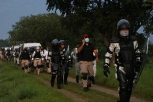 Enfrentamiento entre migrantes y Guardia Nacional deja cinco oficiales heridos en Tapachula, Chiapas